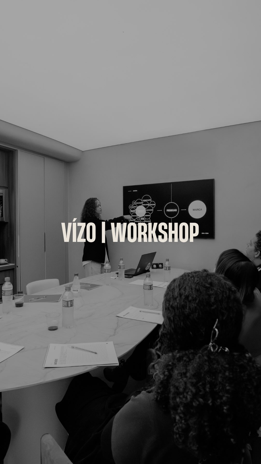Capa do reel “Vízo | Workshop”, com a facilitadora apresentando na sala de reunião