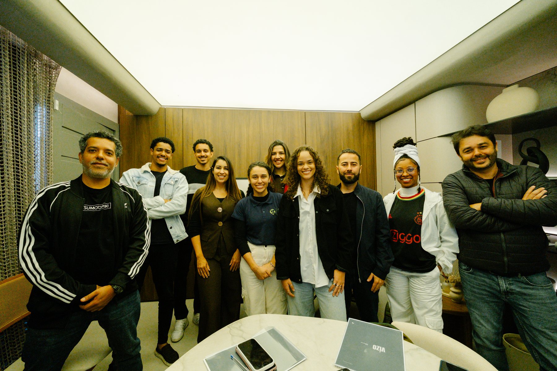 Foto de grupo com todos os participantes e a equipe da Vízo ao final do workshop.